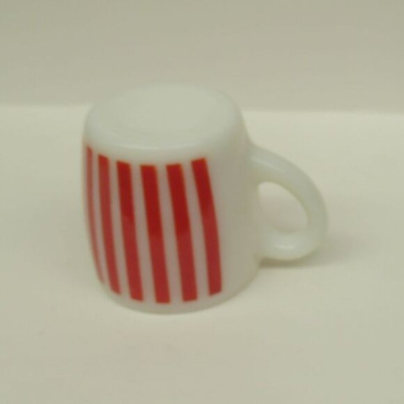 Hazel Atlas Glass Milk White with Red CANDY STRIPE 3 5/8 Inch Handled Mug - Picture 4 of 4